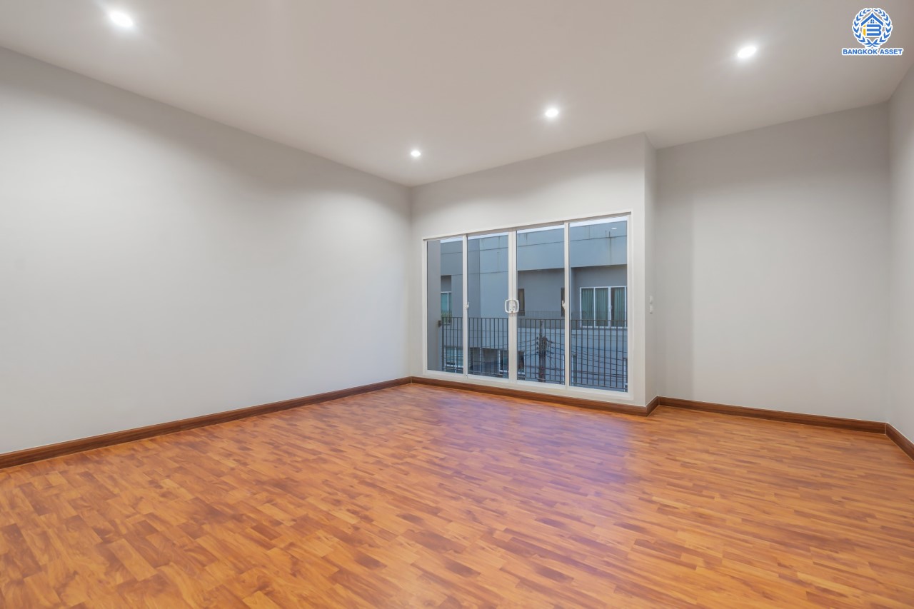 บ้านมือสองตกแต่งใหม่ ม.พาทิโอ แจ้งวัฒนะ-เมืองทอง ใจกลางเมืองทองธานี พร้อมสิ่งอำนวยความสะดวกครบครัน ใกล้ทะเลสาบเมืองทอง หลังใหญ่ 3 ชั้น บนเนื้อที่ 22 ตร.ว. ฟังก์ชัน พร้อม 3 ห้องนอน 3 ห้องน้ำ บนทำเลเชื่อมต่อ ถ.ติวานนท์, ถ.แจ้งวัฒนะ ใกล้ทางด่วน "เมืองทอง"...